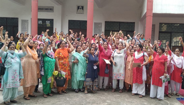 బూటకం తప్ప మరేం లేదు ! : బడ్జెట్‌పై పెదవి విరిచిన అంగన్‌వాడీలు