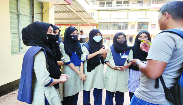 వస్త్రధారణ సాకుతో విద్యాహక్కును దూరం చేస్తారా !