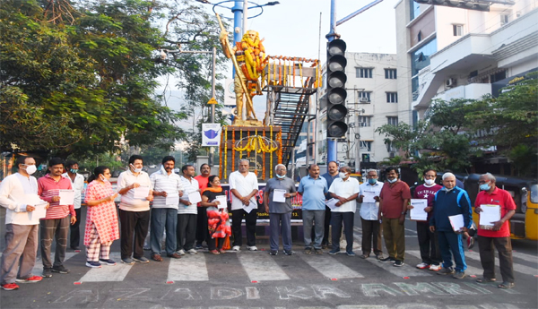 వైజాగ్‌ స్టీల్‌ప్లాంట్‌ ప్రైవేటీకరణ వద్దంటూ.. సంతకాల సేకరణ