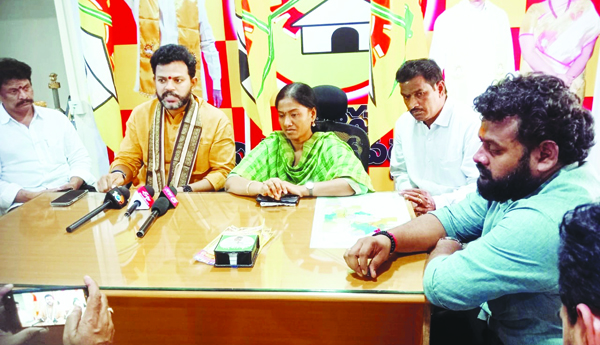 ఉక్రెయిన్‌లో చిక్కుకున్న వారిని తీసుకొస్తాం