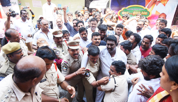 'విజయవాడ పశ్చిమ' జనసేన కార్యాలయం వద్ద ఉద్రిక్తత