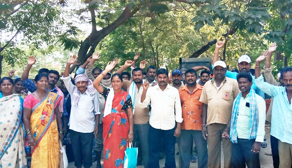 పెండింగ్ హెల్త్ అలవెన్సులు చెల్లించాలని కార్మికులు ధర్నా