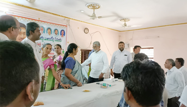 అధికారులు, ప్రజాప్రతినిధులపై ఎమ్మెల్యే ఆగ్రహం