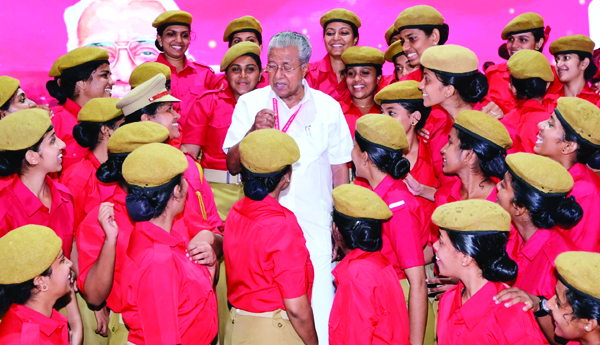 అన్నిచోట్లా వారే .. చిరు నగవుల హుషారే ... 