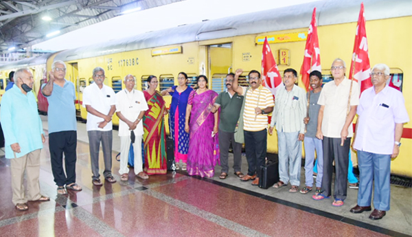 కన్నూరు రైల్వే స్టేషన్‌లో సిపిఎం ప్రతినిధులకు స్వాగతం