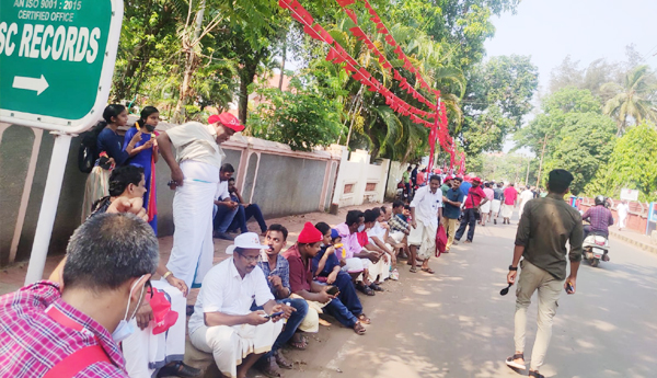 ర్యాలీకై ఉత్సాహంగా ఎదురుచూస్తూ...