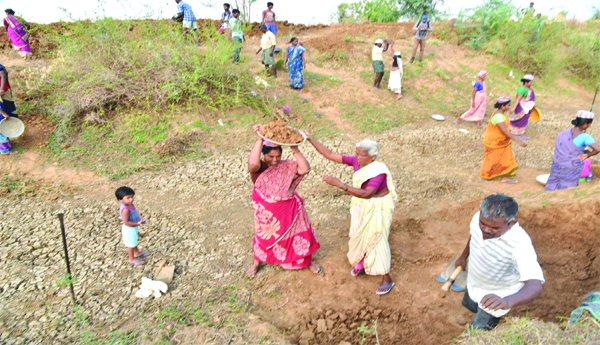 తగ్గిన ఉపాధి వేతనం..!