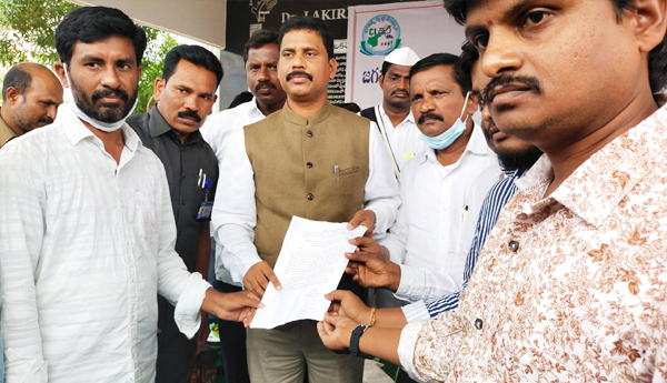 కలెక్టర్ కు వినతి పత్రం అందజేసిన సిపిఎం