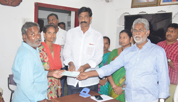 సిఎం సహాయ నిధి చెక్కులు పంపిణీ