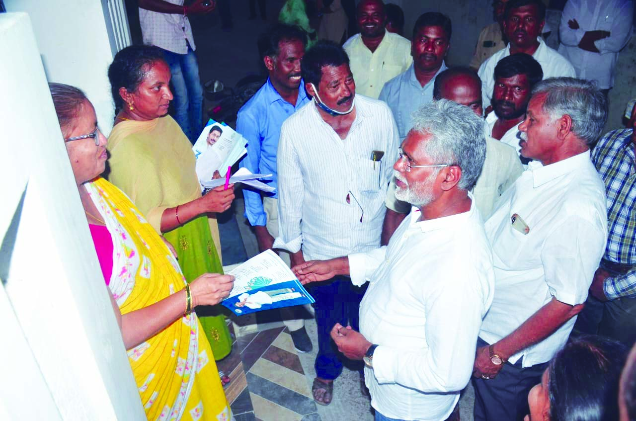 పింఛన్లు తొలగించారని ఎమ్మెల్యేకు మొర