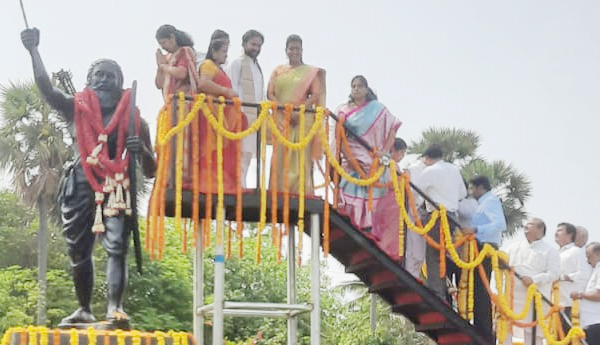 అల్లూరికి అధికారుల నివాళి