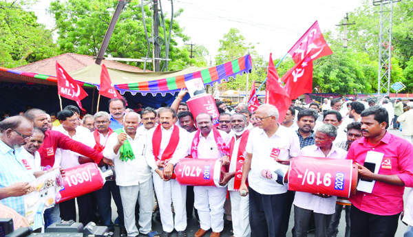 ధరాభారంపై ప్రజాగ్రహం .. నిరసనలతో హోరెత్తిన కలెక్టరేట్లు
