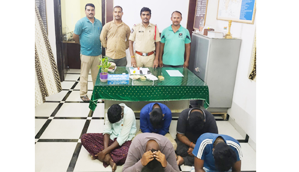 పేకాట శిబిరంపై పోలీసుల దాడులు