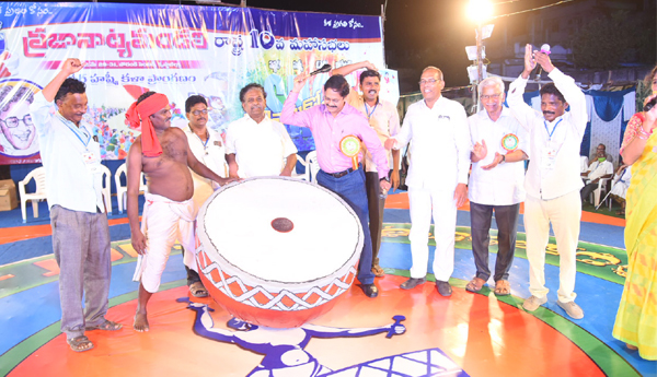 ప్రభుత్వాల విధానాలతోనే అస్తిత్వ ఉద్యమాలు : సినీ దర్శకులు సి.ఉమామహేశ్వరరావు