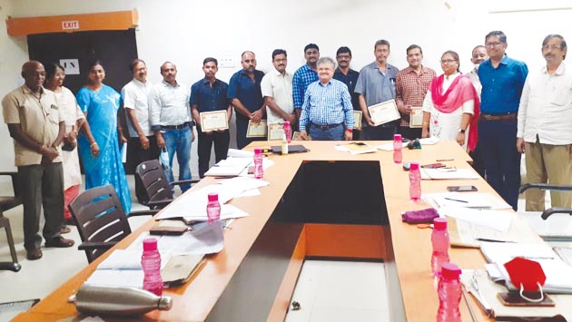 ఆర్టీసీ ఉద్యోగులకు ప్రశంసాపత్రాలు అందజేత