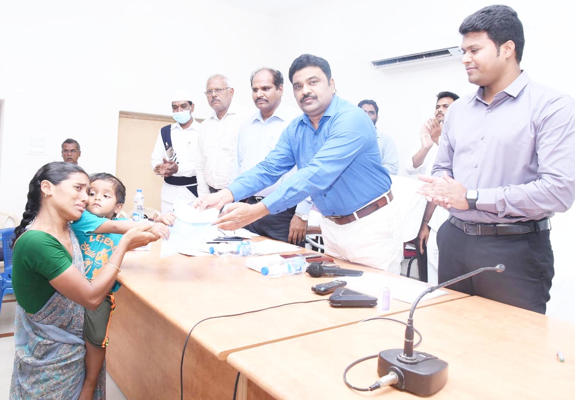 వైఎస్సార్‌ బీమా చెక్కు అందజేత