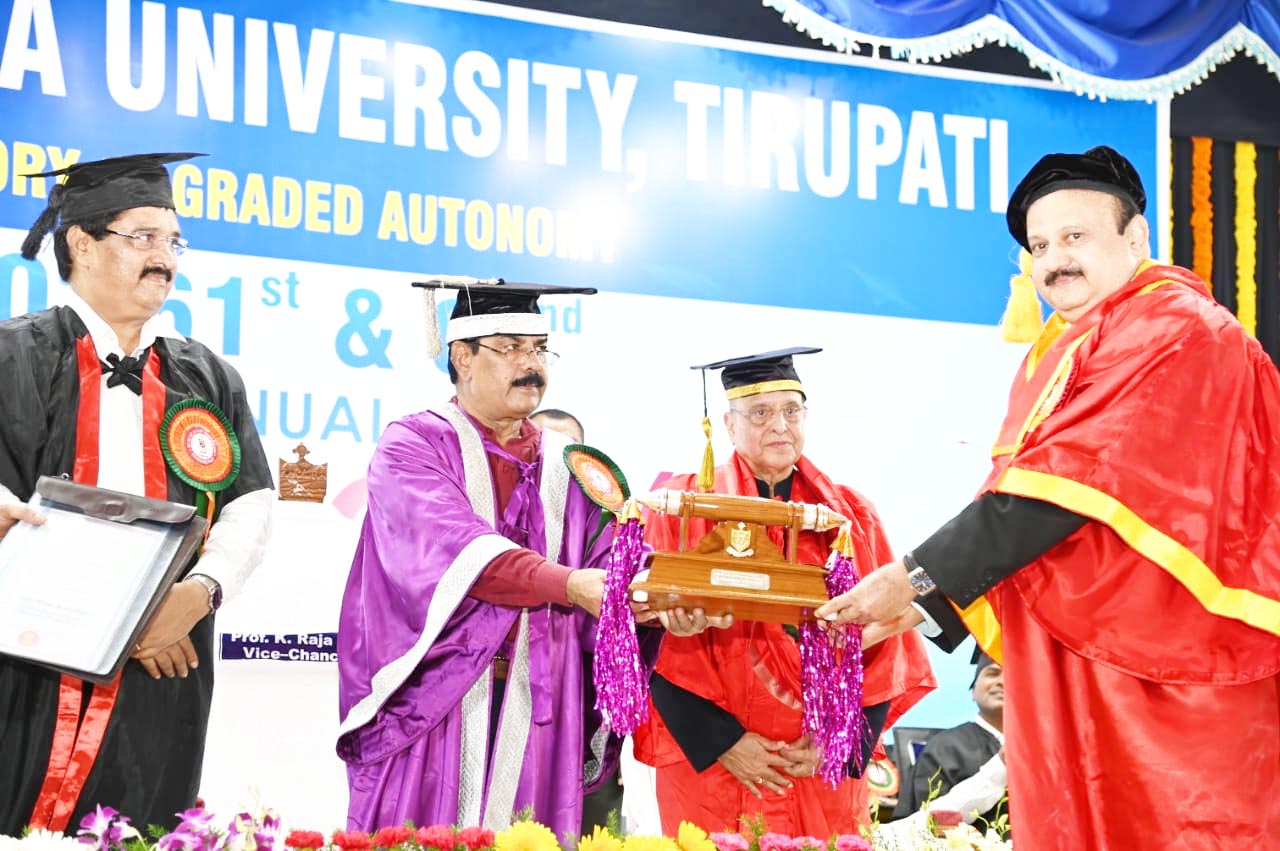 వైద్యులు ఇండ్లకు డాక్టరేట్‌ ప్రదానం