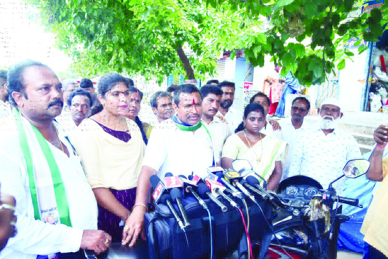 అర్హులందరికీ సంక్షేమ పథకాలు : వెలంపల్లి