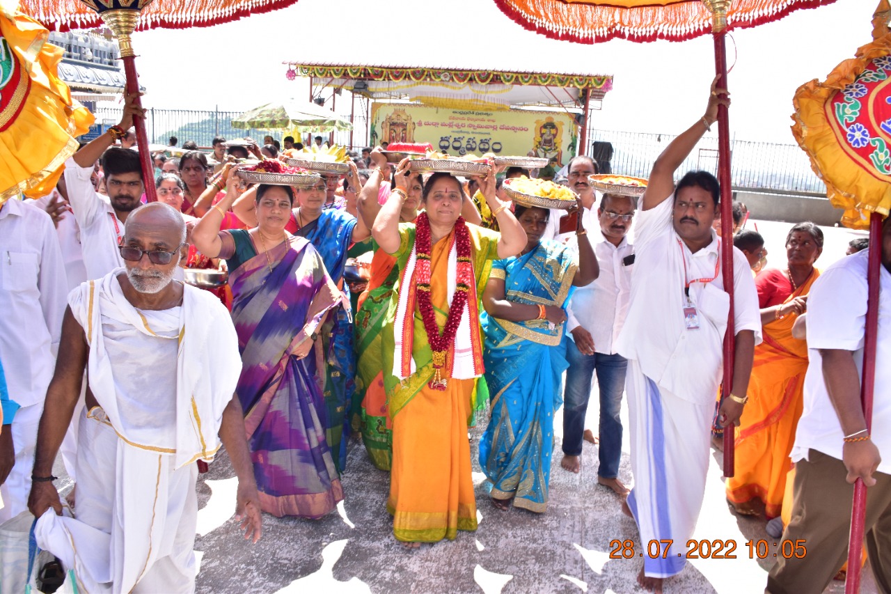 దుర్గమ్మకు పవిత్ర సారె సమర్పణ