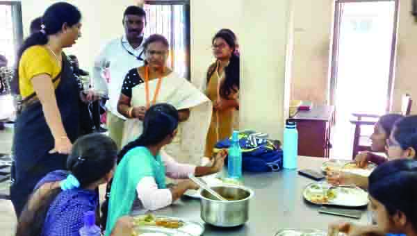 హాస్టల్‌లో భోజన నాణ్యత పరిశీలన