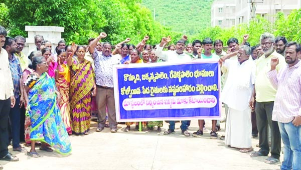 రైతులకు ఇళ్లు అప్పగించాలని నిరసన