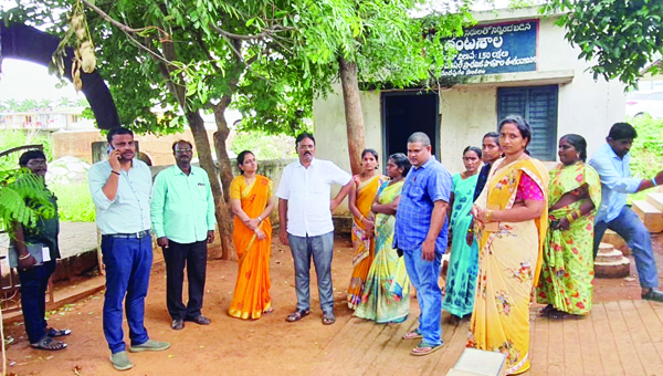 శిథిల పాఠశాల భవనం పరిశీలన