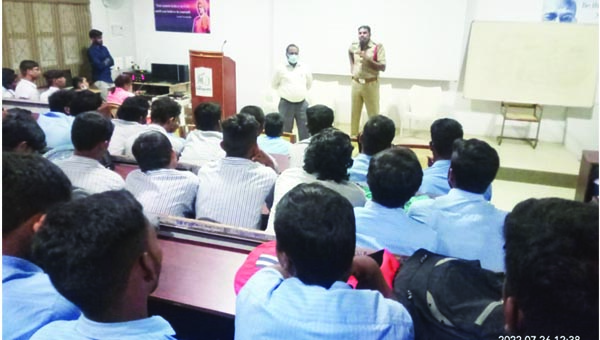 చెడు వ్యసనాలకు లోనుకావద్దు : సిఐ