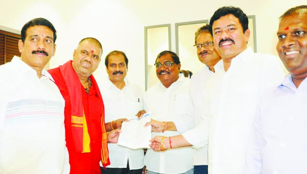 సమస్యల పరిష్కారానికి జివిఎంసి కాంట్రాక్టర్ల వినతి