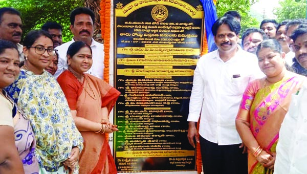 అభివృద్ధి పనులకు భూమిపూజ