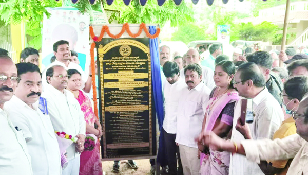 అప్రోచ్‌ రోడ్డుకు శంకుస్థాపన