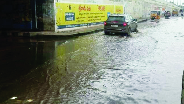 చెరువు కాదు.. సర్వీస్‌ రోడ్డు...