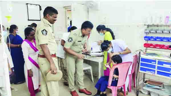 పాఠశాల పెచ్చులు పడి విద్యార్థులకు గాయాలు