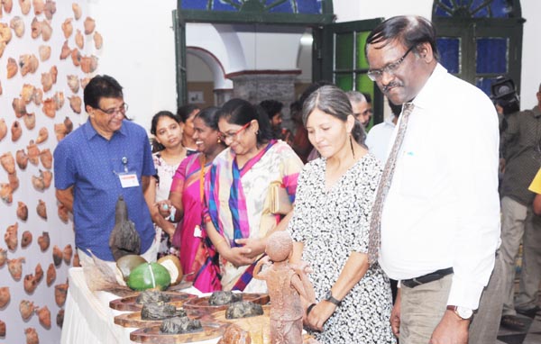  ఆకట్టుకుంటున్న చిత్రకళా ప్రదర్శన