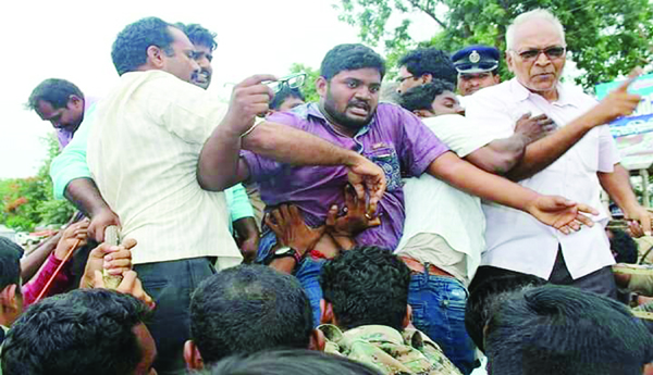 'పశ్చిమ'లో చారిత్రాత్మక భూపోరాటం