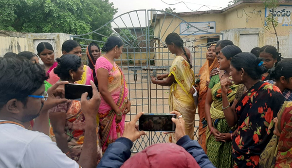 బడులకు తాళాలు