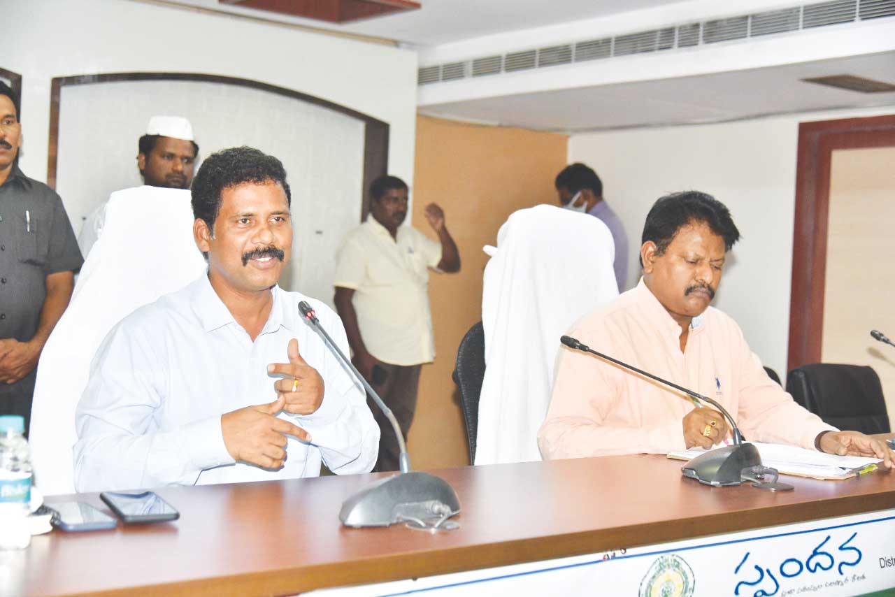 గడువులోగా అర్జీల పరిష్కారానికి చర్యలు : కలెక్టర్‌