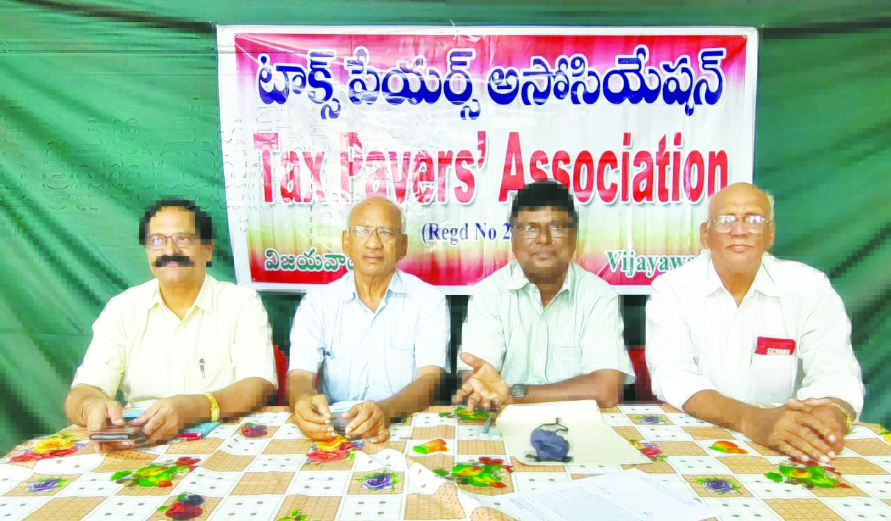 కార్పొరేటర్ల యాత్ర వల్ల ప్రజలకు ప్రయోజనమేమిటి?