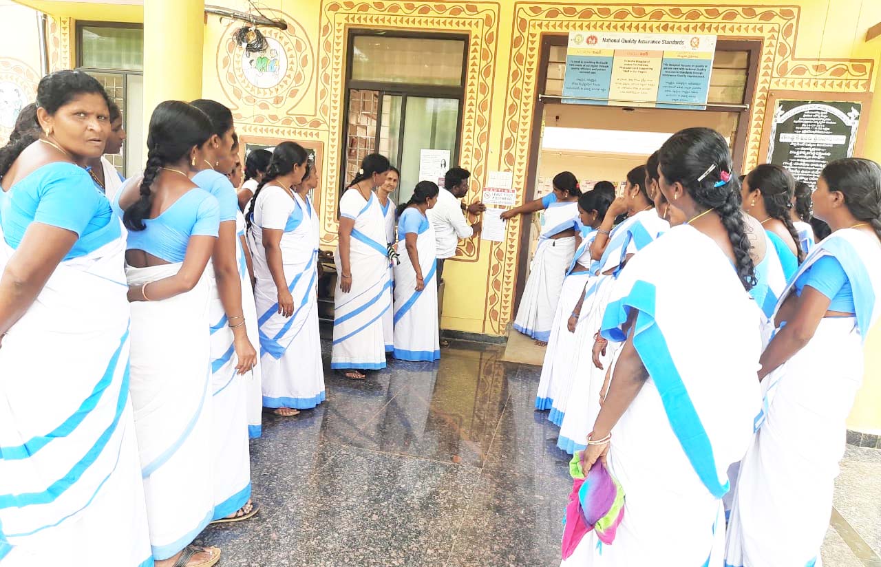 సమస్యలు పరిష్కరించాలని ఆశాల ధర్నా