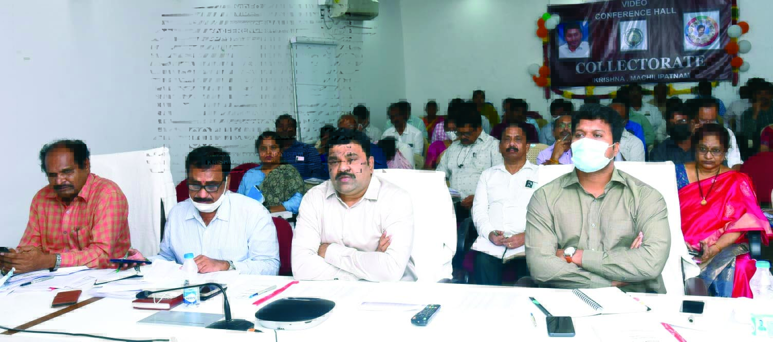 గృహ నిర్మాణంలో పురోగతి కనిపించకపోతే చర్యలు : కలెక్టర్‌