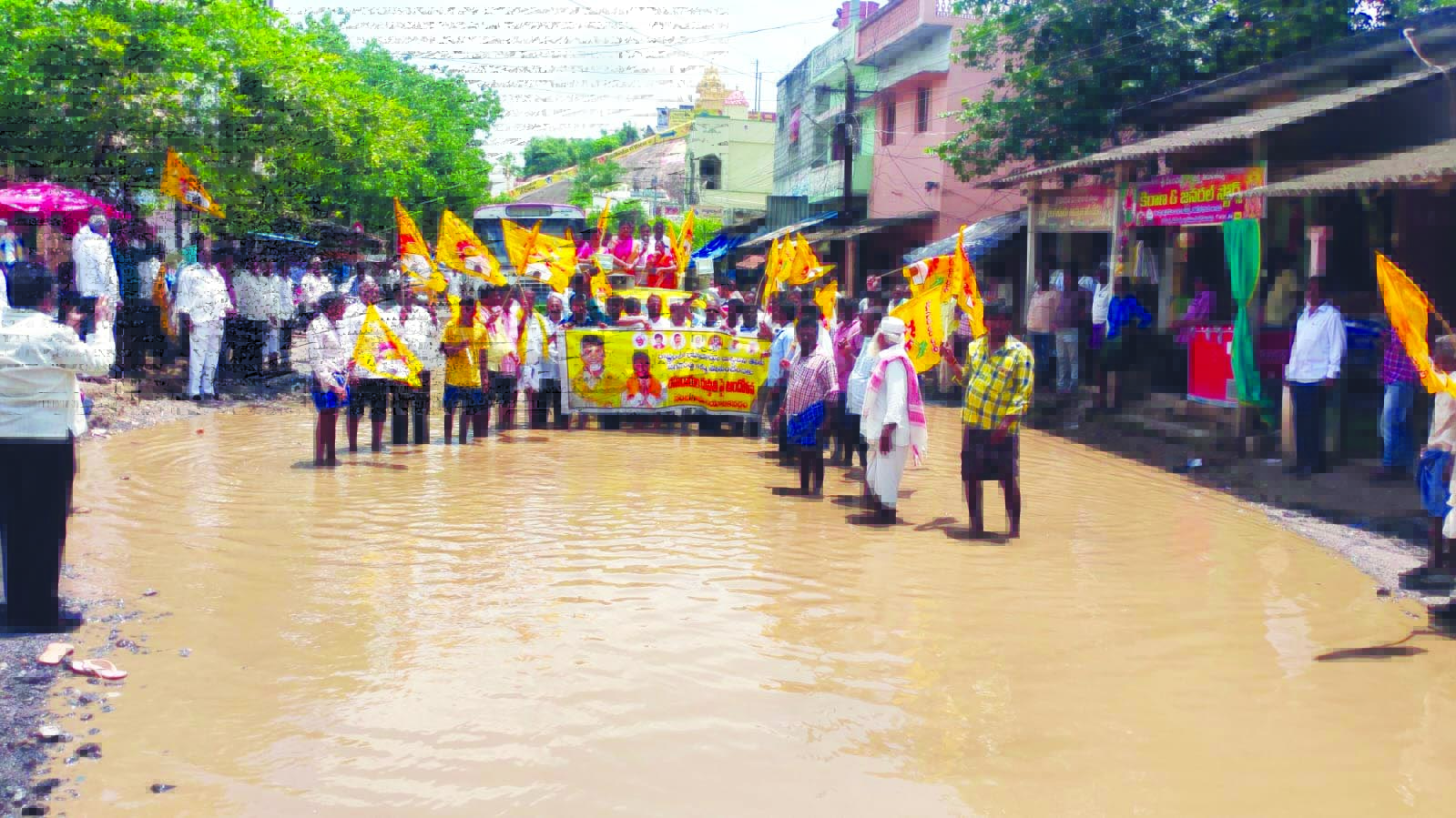 రోడ్లు మరమ్మతు చేయాలని టిడిపి నిరసన