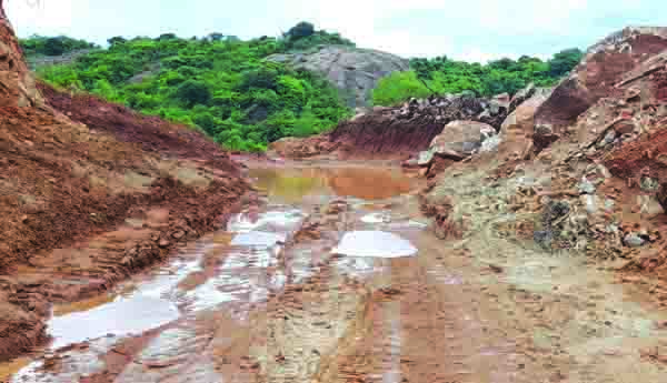 కొండను తవ్వేస్తున్నారు