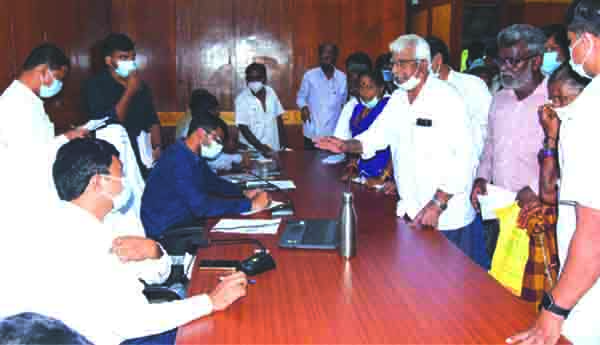 భూ బాధితులకు ఇళ్లు కేటాయించాలి