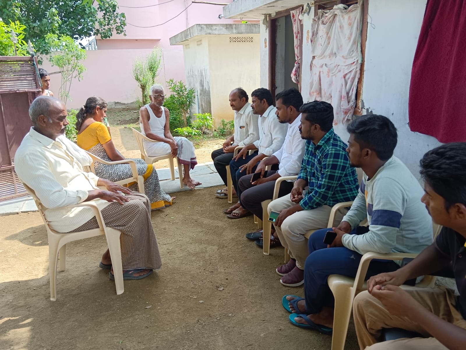 కుటుంబంలో ఒకరికి ప్రభుత్వ ఉద్యోగమివ్వాలి