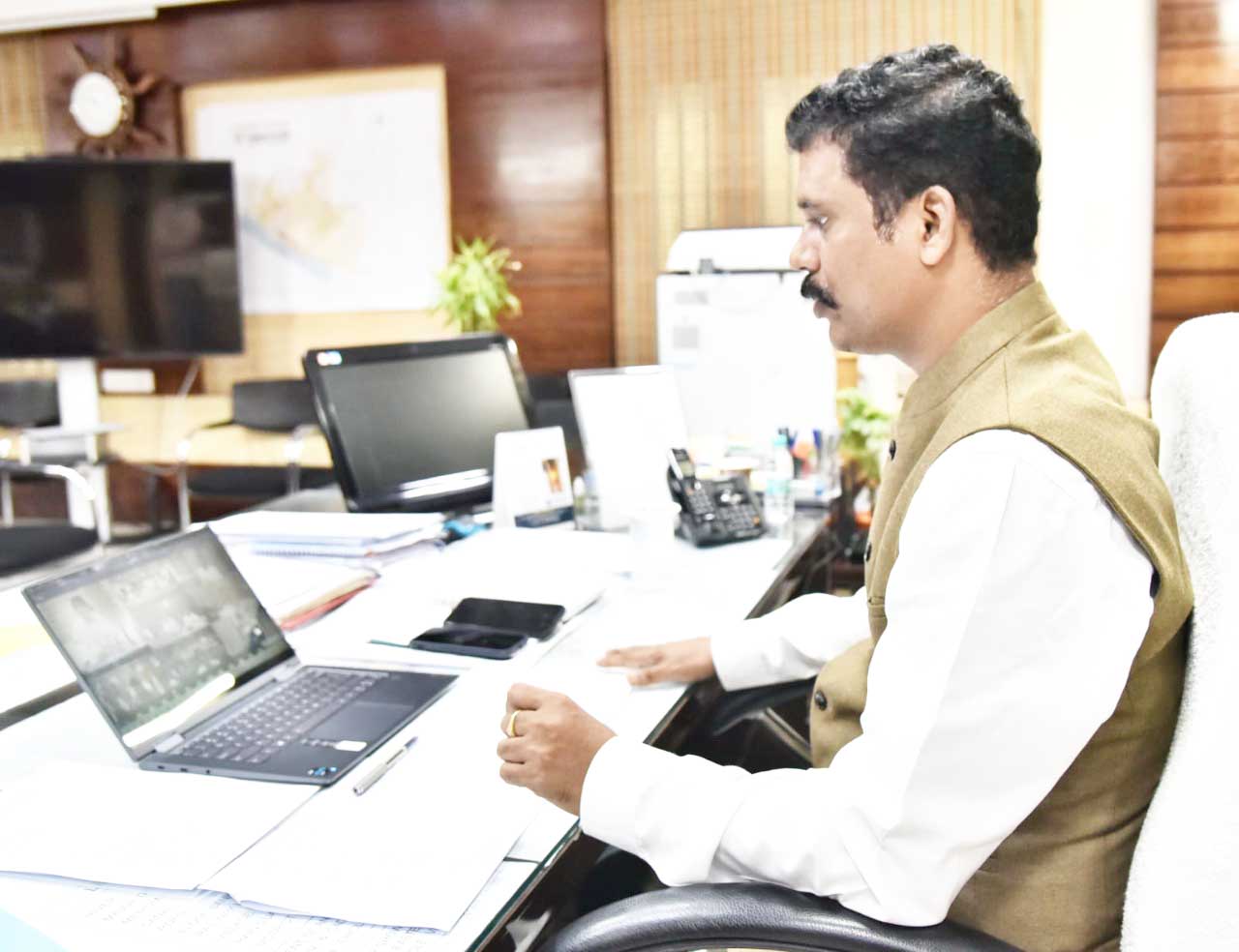 ప్రభుత్వ భవన నిర్మాణాలు వేగవంతం : కలెక్టర్‌