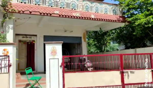 13-paise-gold-2-lakh-30-thousand-cash-stolen