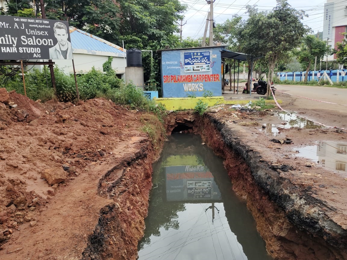 ఆక్రమణలు తొలగించకుండా డ్రైనేజీ నిర్మాణం!