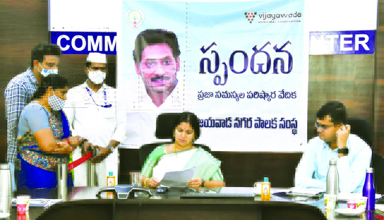 విఎంసి స్పందనకు 14 అర్జీలు