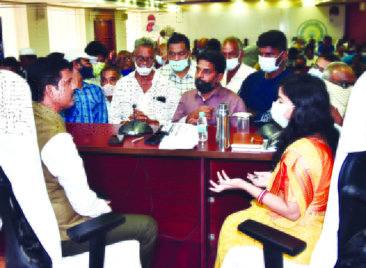 గడువులోగా అర్జీలను పరిష్కరించాలి : కలెక్టర్‌