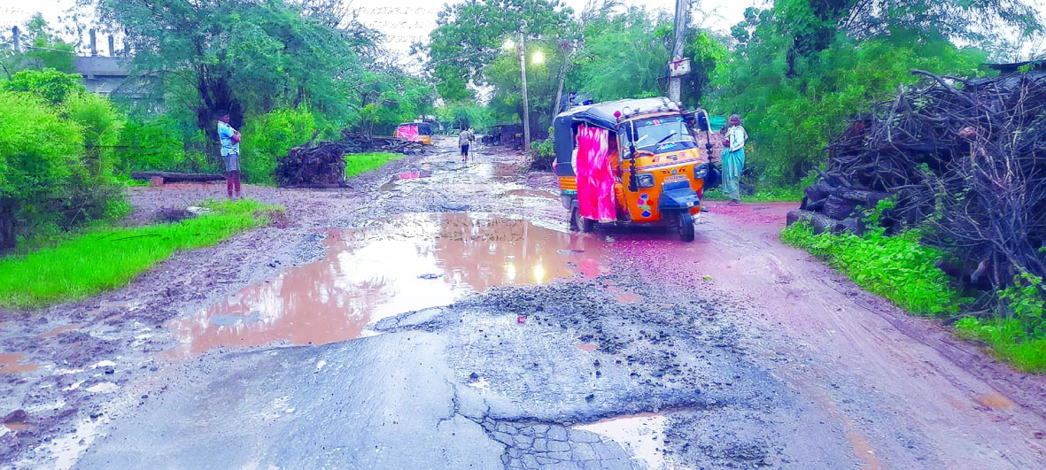 రహదారులు గోతులమయం