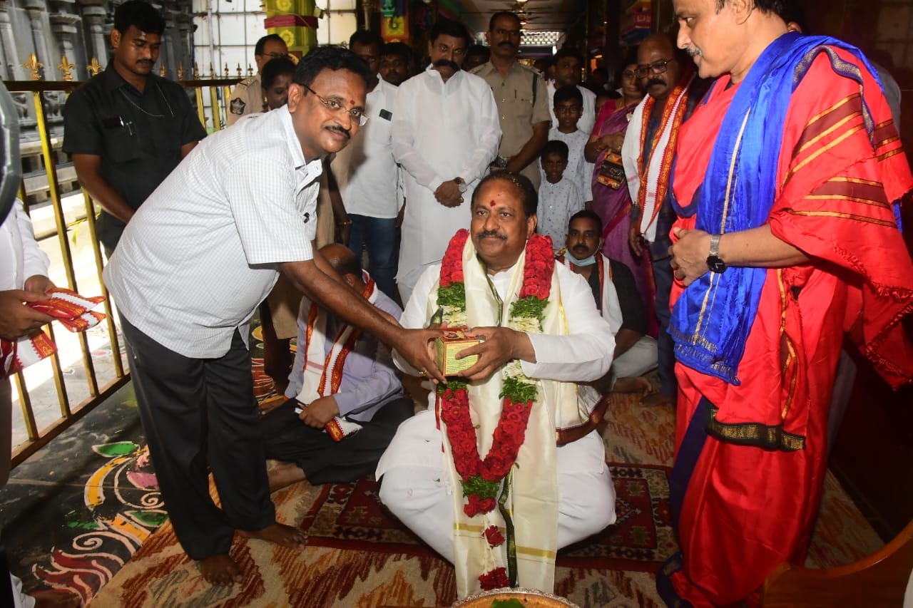 దుర్గమ్మను దర్శించుకున్న దేవాదాయ శాఖ మంత్రి